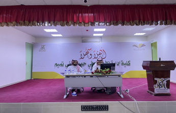 عميد كلية يلتقي بطلاب التدريب الميداني