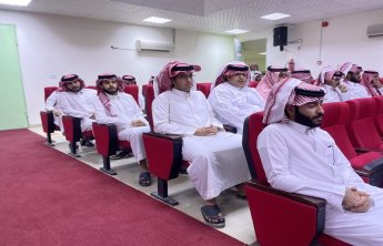 عميد كلية يلتقي بطلاب التدريب الميداني