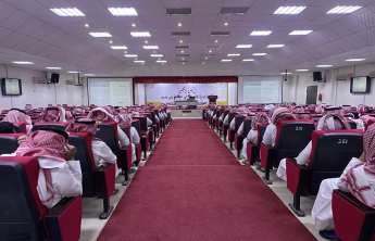 عميد كلية يلتقي بطلاب التدريب الميداني