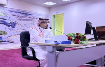 عميد الكلية يلتقي طلاب الفصل الصيفي