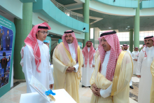 الطالب بدر التميمي يستعرض إنجازه الآسيوي في المعرض المصاحب لزيارة معالي وزير التعليم
